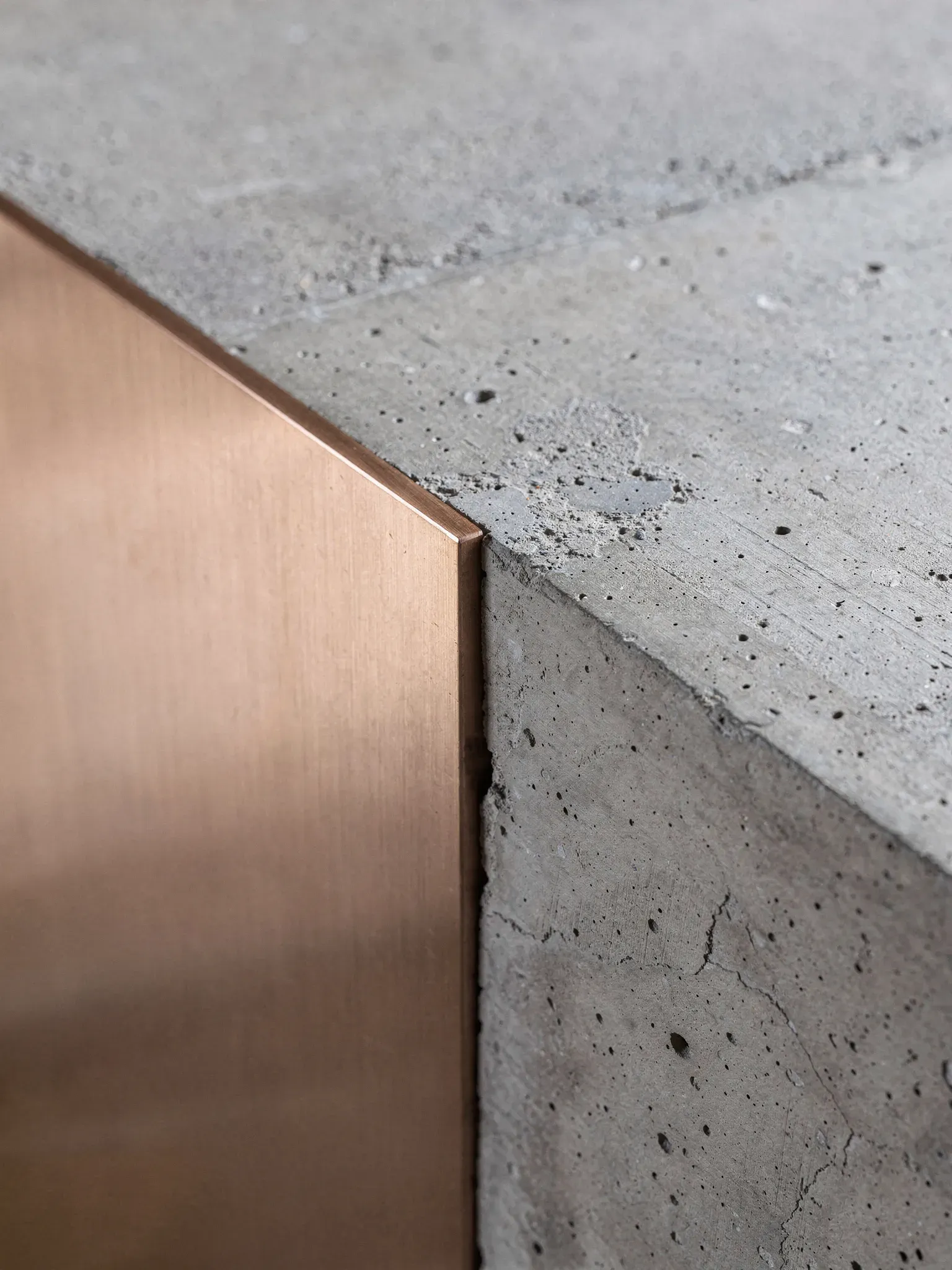 Detalle arquitectónico de superficies de cobre y concreto